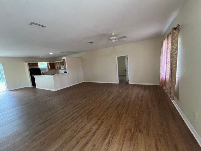 Foto del edificio - $1,650 ** 3 Bed / 2 Bath * Single Family Home