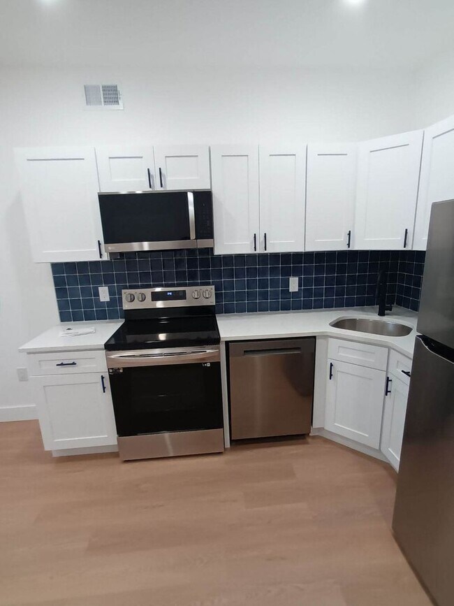 Building Photo - Newly Renovated 2BD/1BA in Fairhill - Avai...