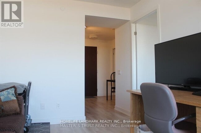 Building Photo - 120 Varna Dr