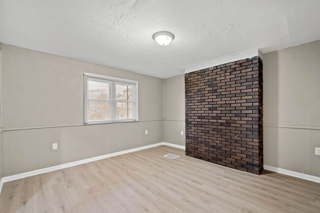 Building Photo - A 4 BEDROOM GEM WITH A PRIVATE PARKING PAD...