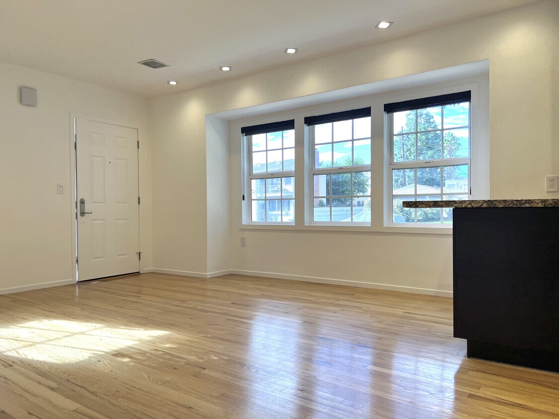 Living Area / Open Floor Plan - 1236 Devon Ave