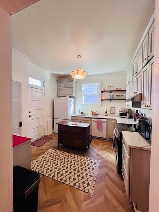 Building Photo - Great Historic Urban Rowhome in Churchill