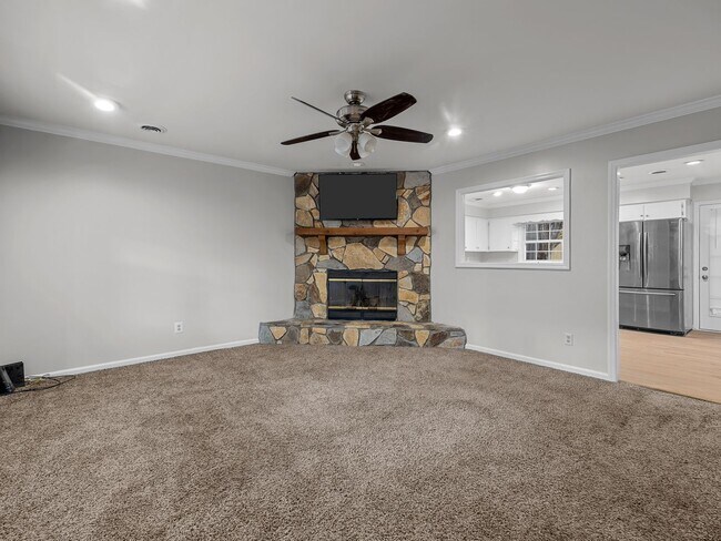 Foto del edificio - Charming 2BR/1.5BA Townhouse – Pets Welcom...