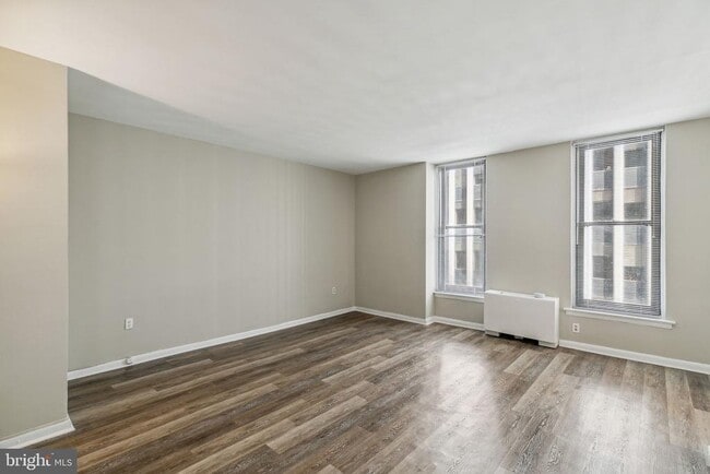 Building Photo - 135 S 19th St