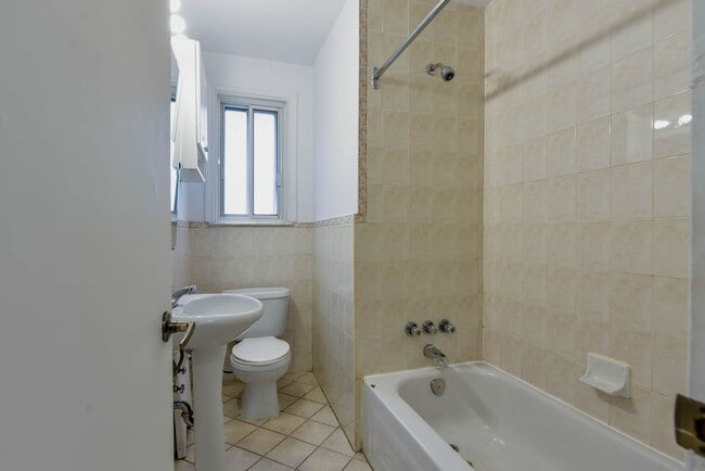 Building Photo - 4585 Av. Dupuis