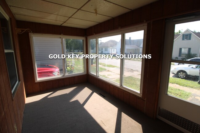 Foto del edificio - Large 2 bed, 1 bath w/ fenced yard & wood ...