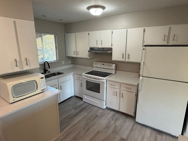 Building Photo - Upstairs Apartment Available-Two Bedroom, ...