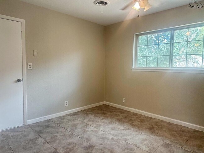 Foto del edificio - 5119 Parklane Dr
