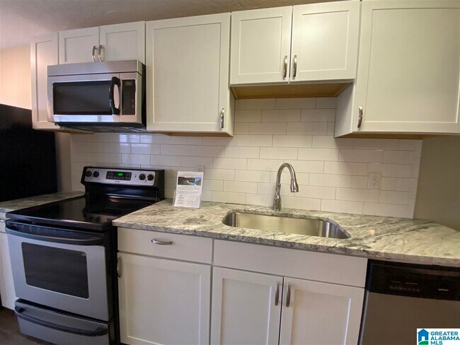 Building Photo - 2990 Rhodes Cir S