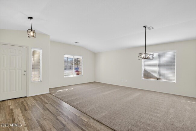 Foto del edificio - 17662 W Charter Oak Rd