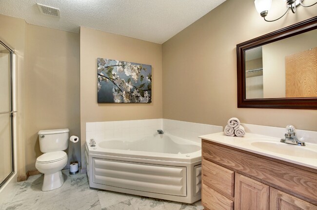 Baño completo en la planta superior. - 9259 Troon Court