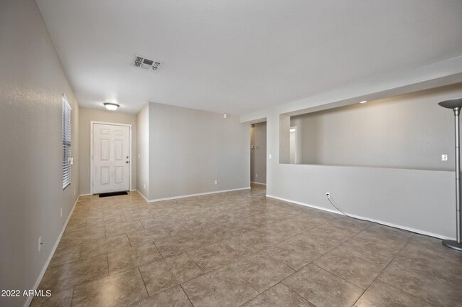 Building Photo - 2820 E Augusta Ave