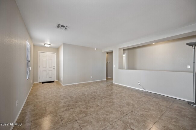 Foto del edificio - 2820 E Augusta Ave