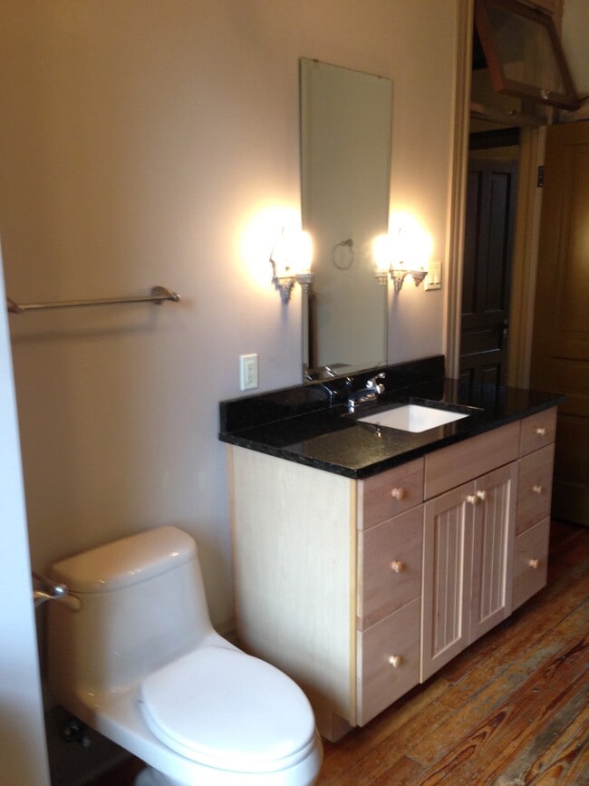 Bath/dressing room - 526 Lockhart St