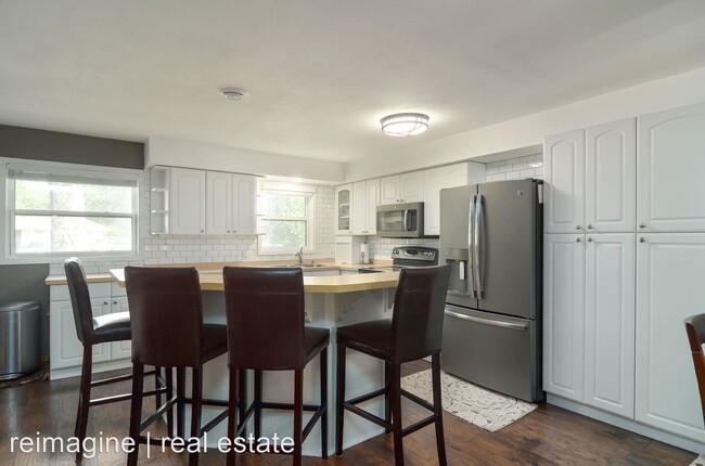 Building Photo - 3 br, 3 bath House - 16025 Gleason Lake Road