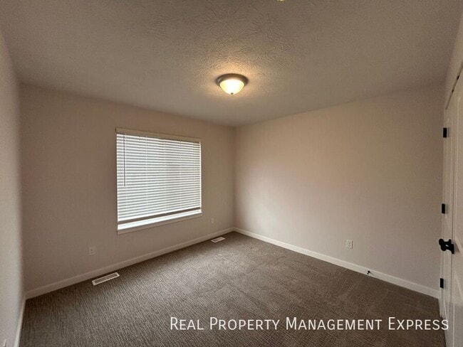 Building Photo - 2 Bedroom 1.5 Bathroom Home for Rent