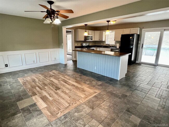 Foto del edificio - 492 Midland Lake Rd