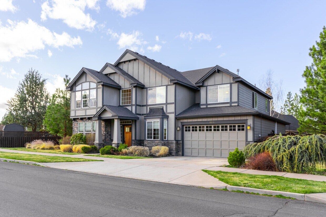 Primary Photo - Beautiful 4 bedroom home + office + bonus ...