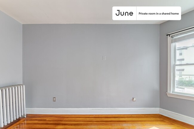 Building Photo - Private bedroom in 3 bed/1.5 bath Home