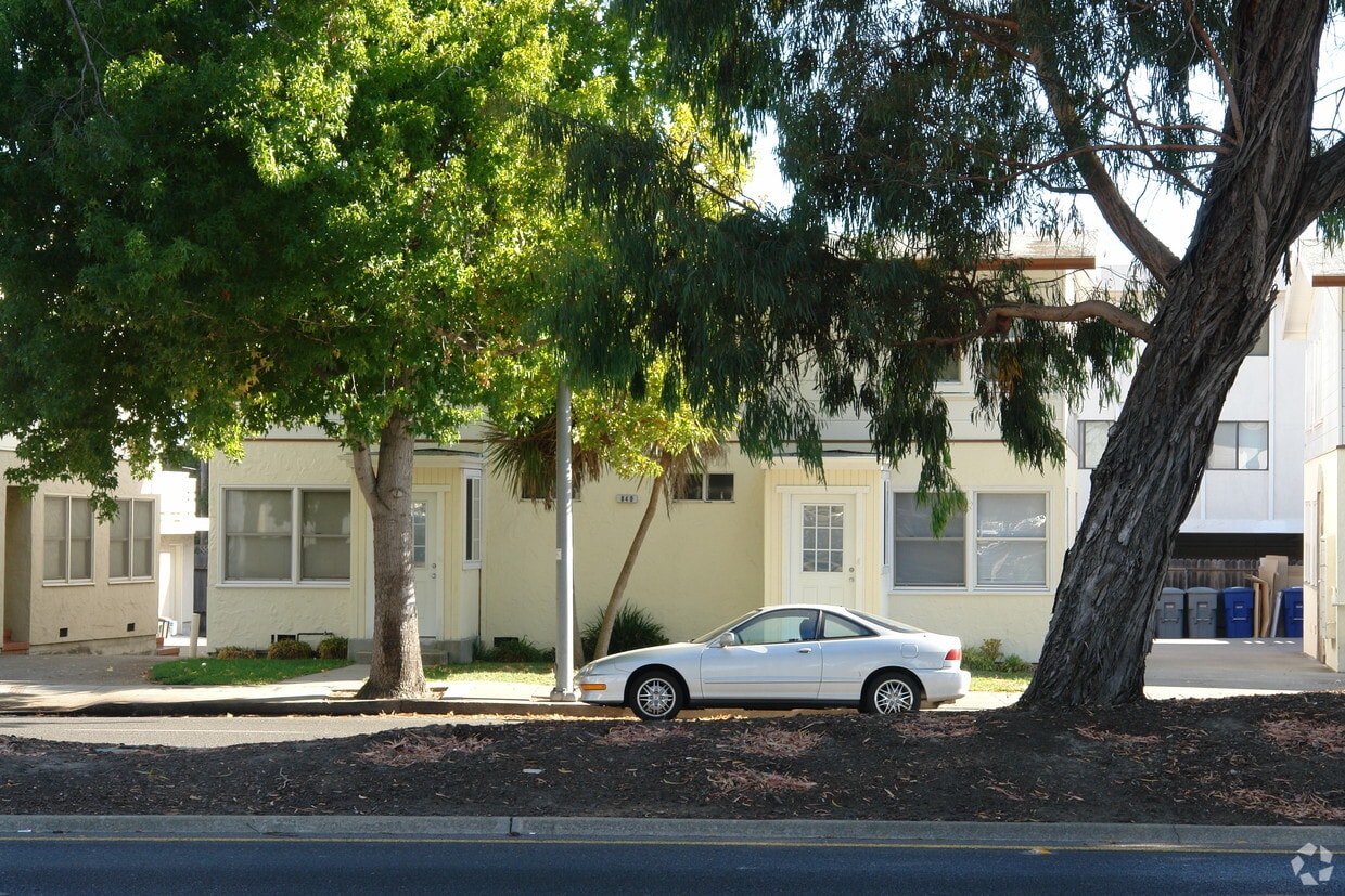 Building Photo - El Camino Apartments