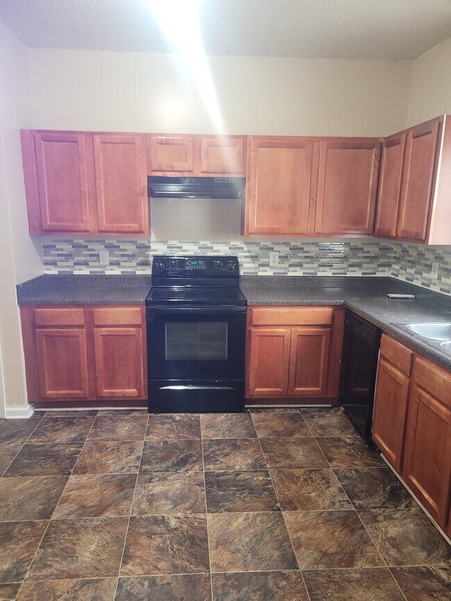 Foto del edificio - Four Bedroom Town Home Total Electric