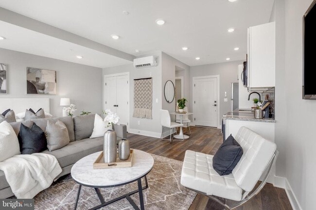 Foto del edificio - 1924 N Front St