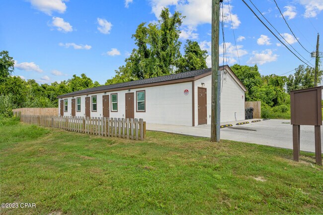 Building Photo - 143 N Claire Dr