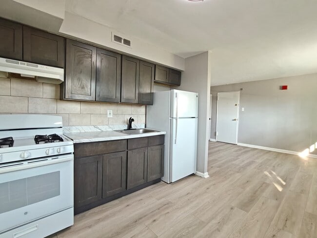 Photo - 7108 Oxford Ave Apartment