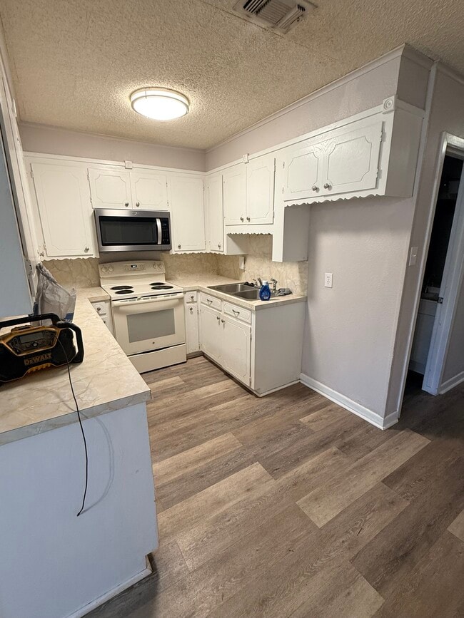 Building Photo - 5202 Hilltop Dr