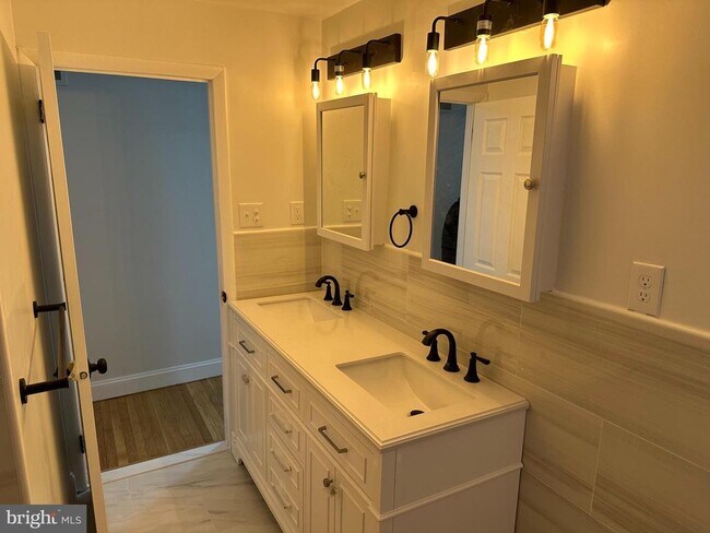 Foto del edificio - 1924 Birchwood Park Dr N