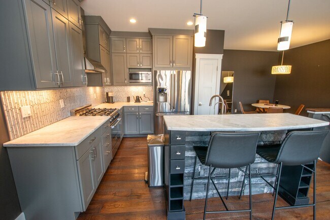 Foto del edificio - Experience Elevated Living with West Bay V...