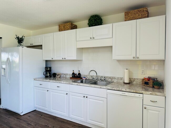 Foto del edificio - 4936 S Lakewood Dr
