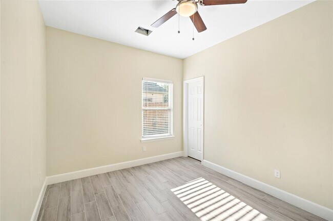 Foto del edificio - 5618 Ridgeway Dr