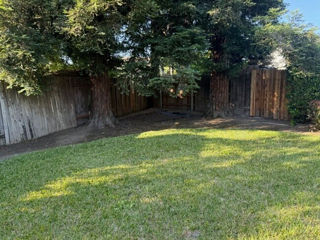 Foto del edificio - Spacious Single Story House in Natomas