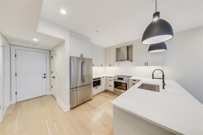 Building Photo - 366 6th St