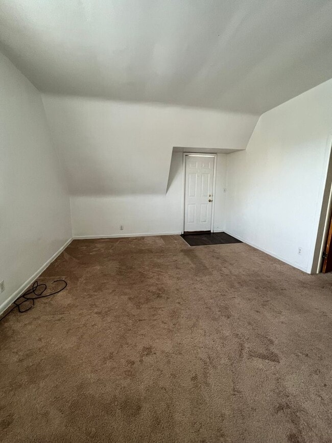 Building Photo - 121 University Ln