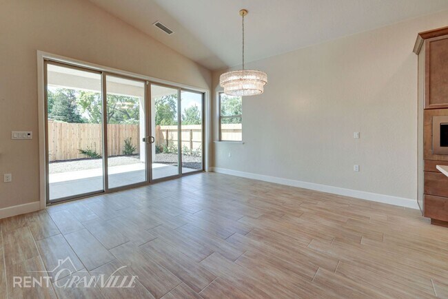 Building Photo - 1314 E Santa Ana Ave