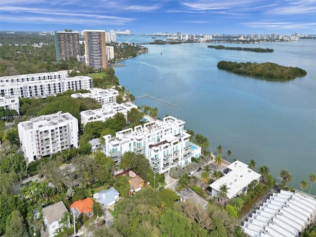 Foto del edificio - 650 NE 64th St