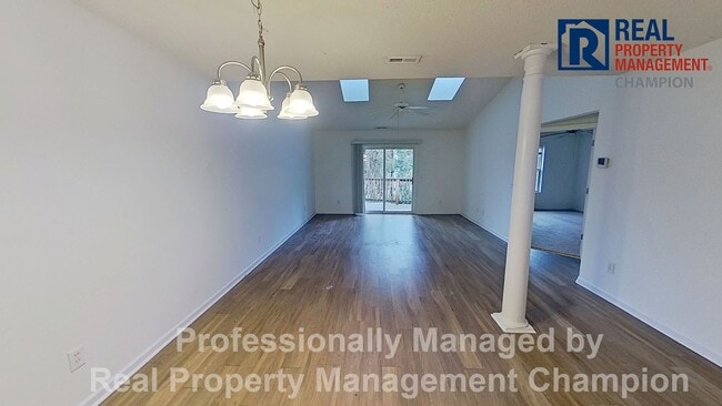 Photo - Upper Level Condo in Holton Place w/Community Pool