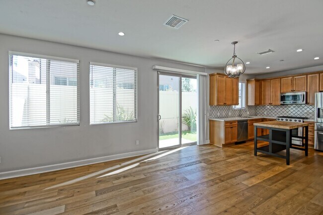 Foto del edificio - BUILT IN 2019: SPACIOUS & BRIGHT, DETACHED TOWNHOUSE W/ 2-CAR GARAGE & FENCED YARD IN GREAT RESID...
