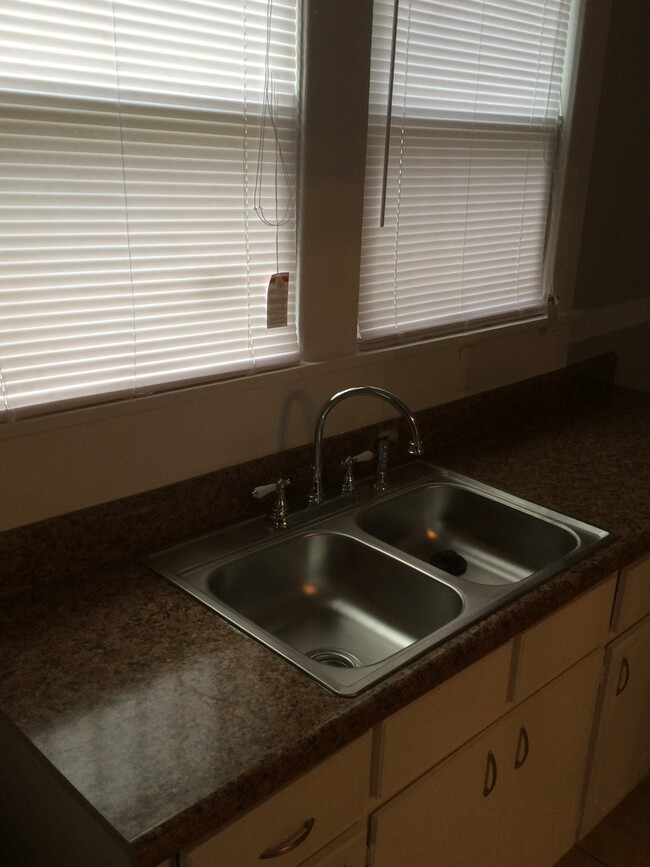 Foto del edificio - 2 bed, 2 bath with Hardwood and Fresh pain...