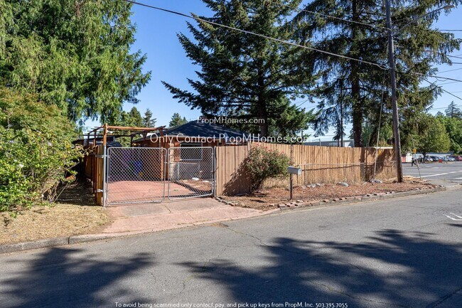 Foto del edificio - Charming Home with Ample Parking, Gardener...