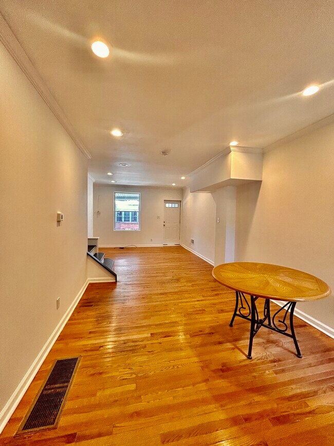 Building Photo - 2233 Bonaffon St