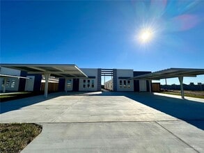 Building Photo - 8 E Walnut Ave
