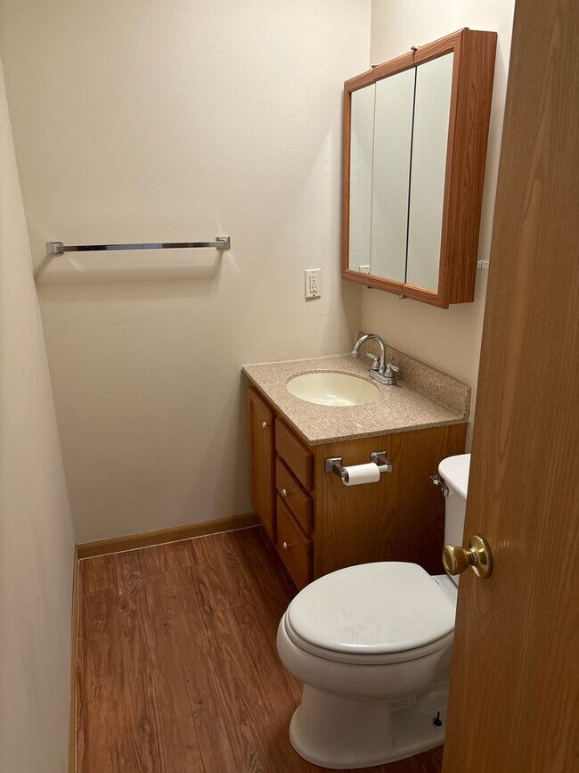 Foto del edificio - 2 Bedroom, 1.5 Bath Townhouse in Clinton, IA