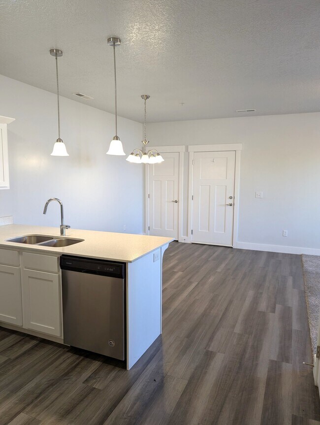 Building Photo - 357 750 N