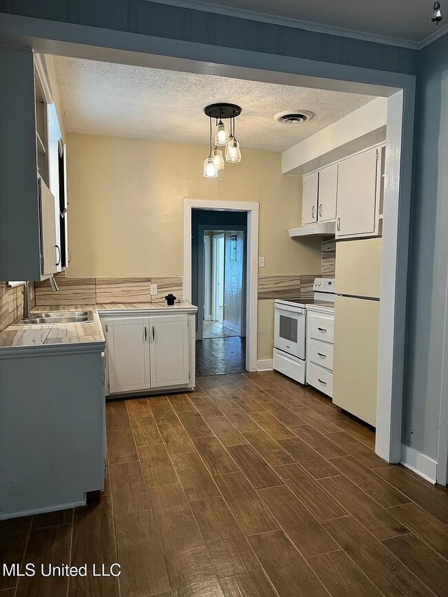 Building Photo - 131 Grandview Cir