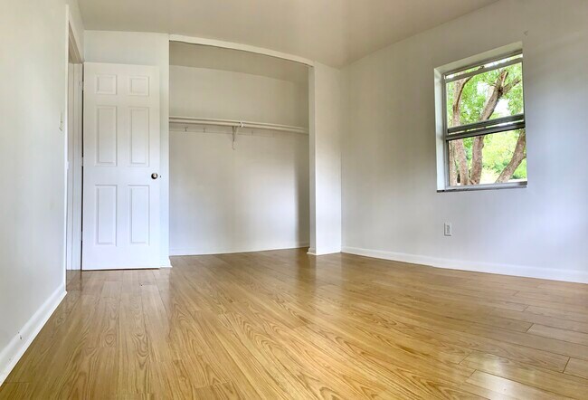 Master bedroom closet - 1270 Whitewood Dr