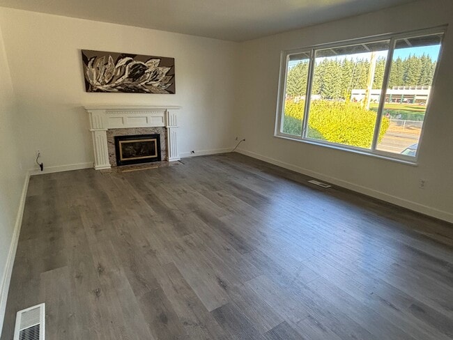 Building Photo - 2248 Madrona Dr SE