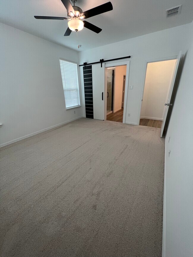 Building Photo - 1124 W Yarrow Ave